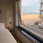 Les Pieds Dans Le Sable * De Panne